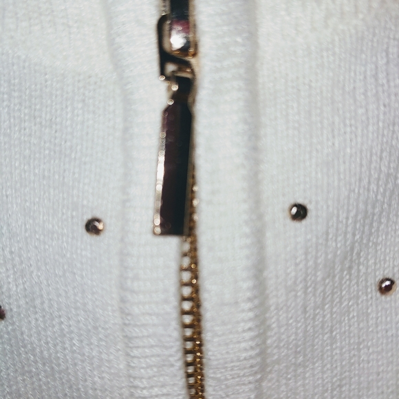 White cardigan with accent. - Picture 2 of 6